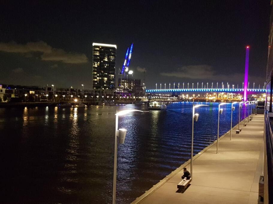 Melbourne Docklands Riverside Views Екстериор снимка